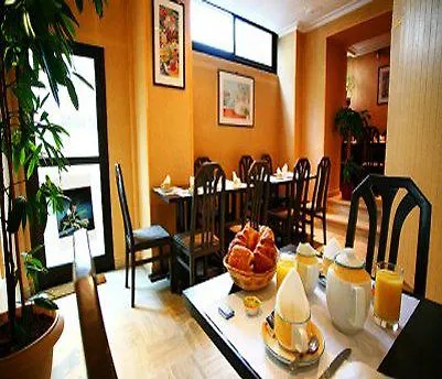 Du Eugène 3* Paris